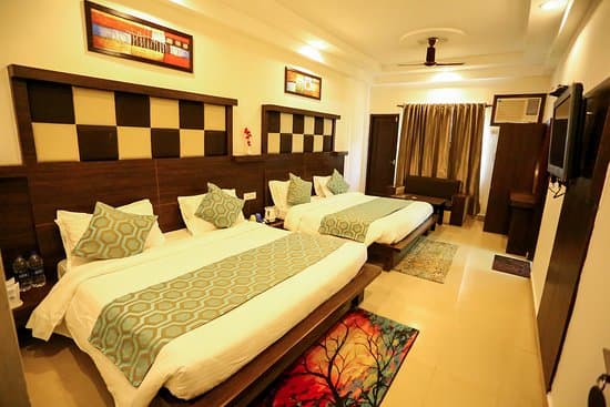 4 Bed AC at Shri Gajanan Maharaj Sansthan — Spacious room with air conditioning